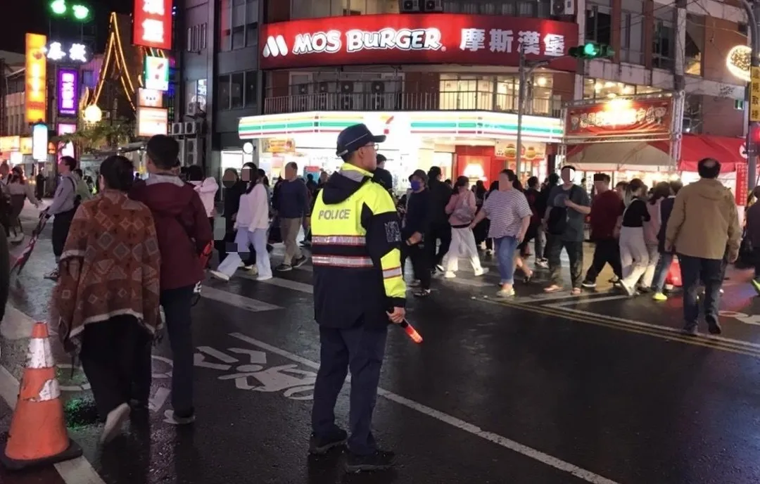警方針對人潮聚集地點加強交管。（圖／翻攝畫面）