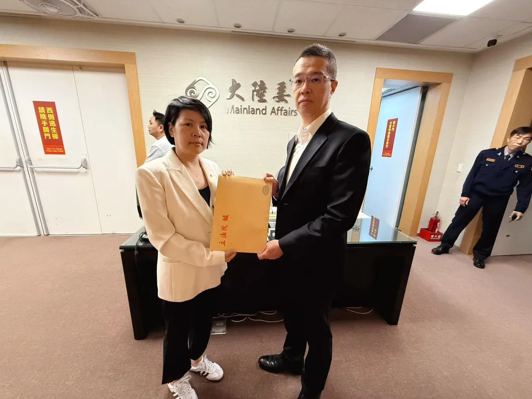 李貞秀授權陸委會代為辦理放棄對岸國籍，並將授權書交給陸委會法政處。（圖／翻攝李貞秀臉書）