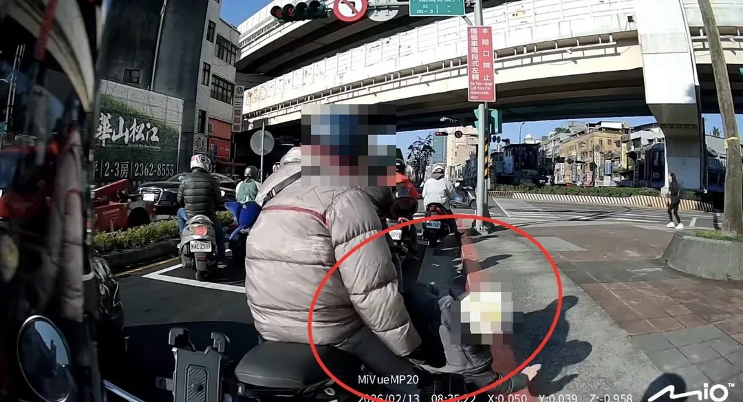 男童疑遭父親丟下車被後方民眾拍下。(圖/翻攝畫面)