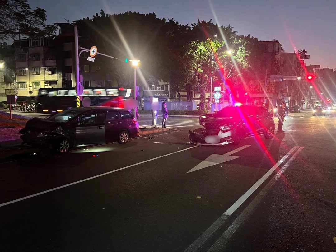 建國一路與建國一路東側便道口發生車禍。（圖／警方提供）