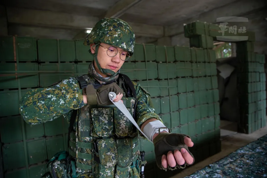 戰傷救護訓練透過反覆操作,降低緊張情緒對判斷的影響。(圖/軍聞社記者王進福攝)