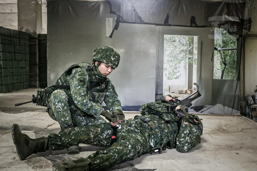戰場上第一致死原因為大量出血,止血帶可單人操作,在受傷第一時間於四肢做出血的控制。(圖/陸軍三支部衛生營提供)