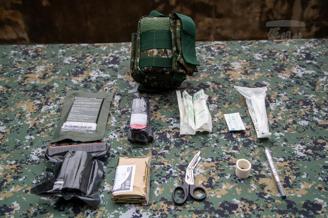 單兵戰傷急救包內所配賦的器材,涵蓋止血、包紮、呼吸道維持與保暖等基本需求。(圖/軍聞社記者王進福攝)