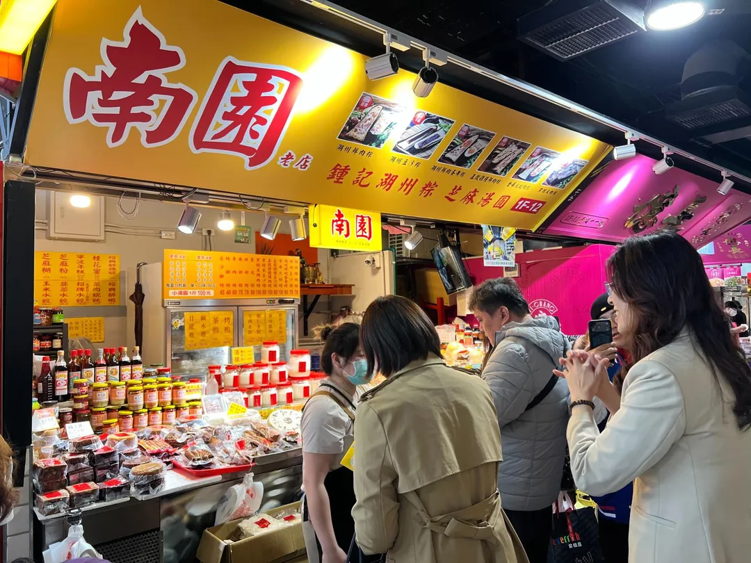鄭麗文到南門市場買年貨。(圖/國民黨提供)