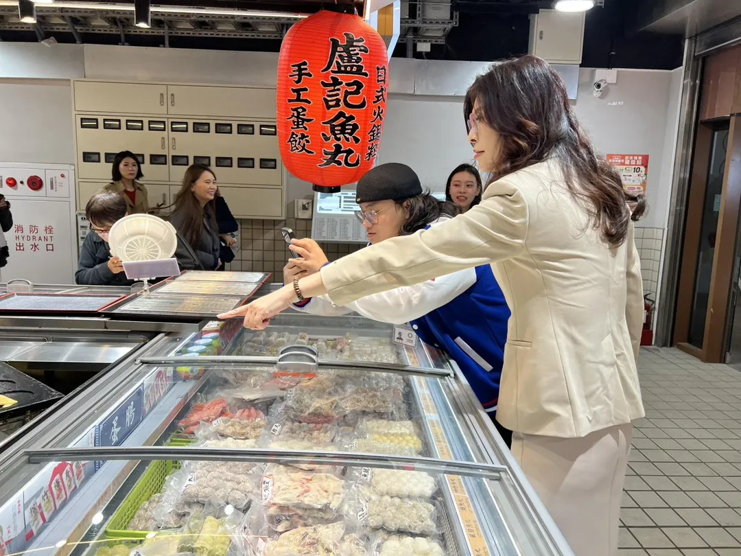 鄭麗文到南門市場買年貨。(圖/國民黨提供)