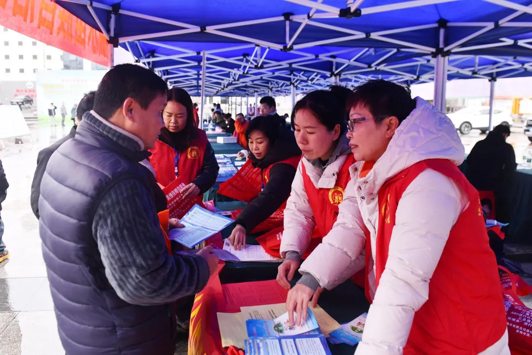 2月8日，廣西柳州的勞務協作專場招聘會上，民眾在了解招聘訊息。（圖／新華社）