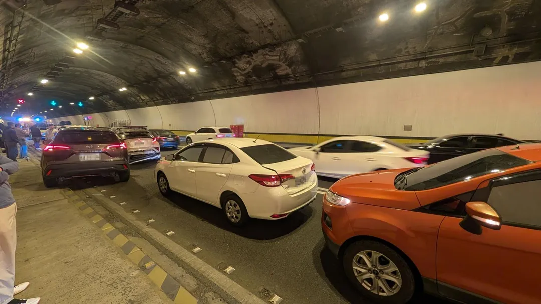國道三號南下蘭潭隧道內發生連環車禍事故。（圖／警方提供）