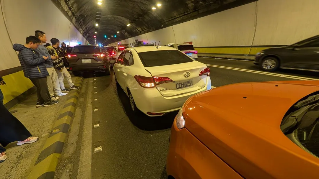 國道三號南下蘭潭隧道內發生連環車禍事故。（圖／警方提供）