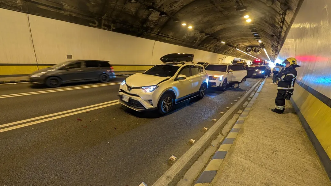 國道三號南下蘭潭隧道內發生連環車禍事故。（圖／警方提供）