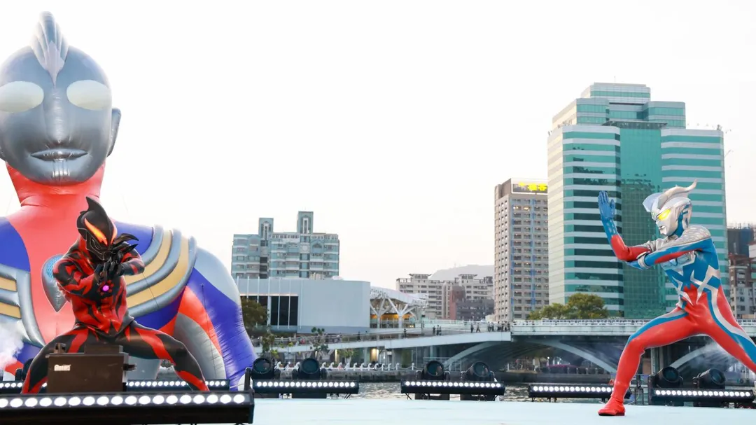 高雄市觀光局整備各大景區,結合「冬日遊樂園」超人力霸王主題,妝點蓮池潭、旗津等景點。(圖/翻攝自陳其邁臉書)