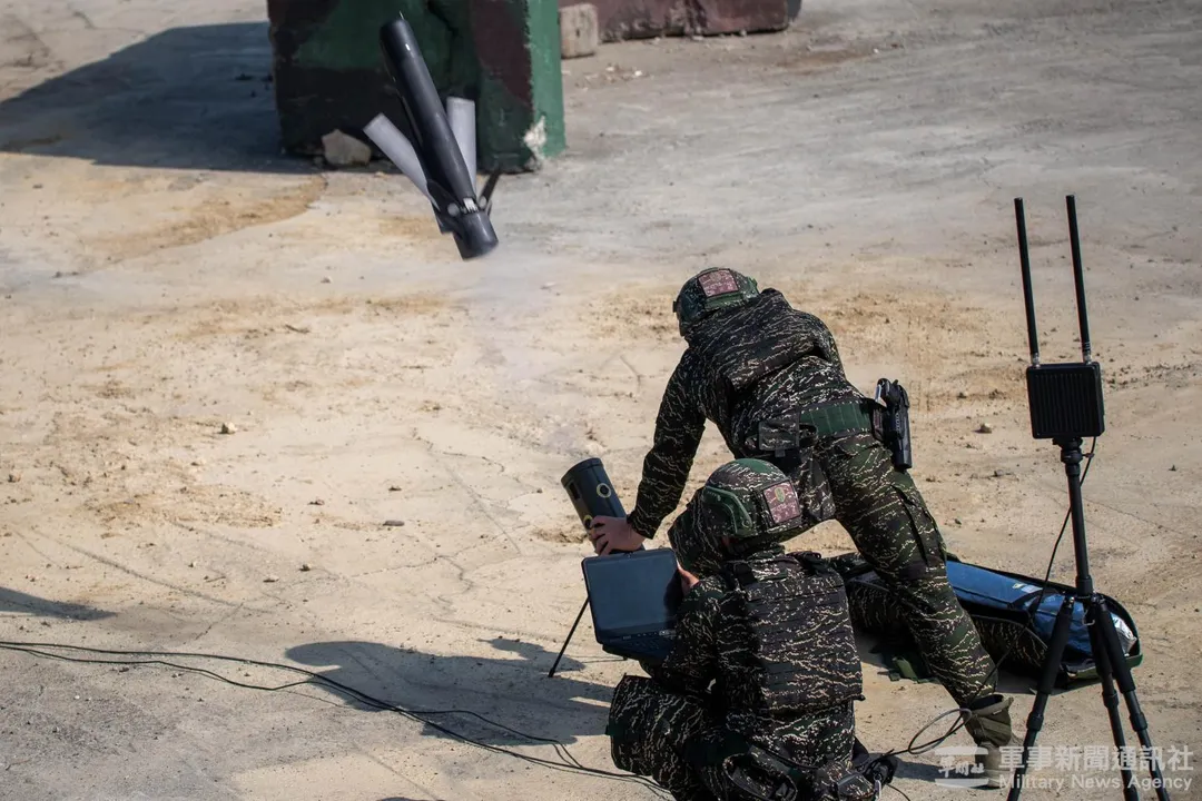 國防部規劃採購大量各型自製無人機，圖為海軍陸戰隊現役的自製勁蜂一型滯空彈藥。(圖/軍聞社)