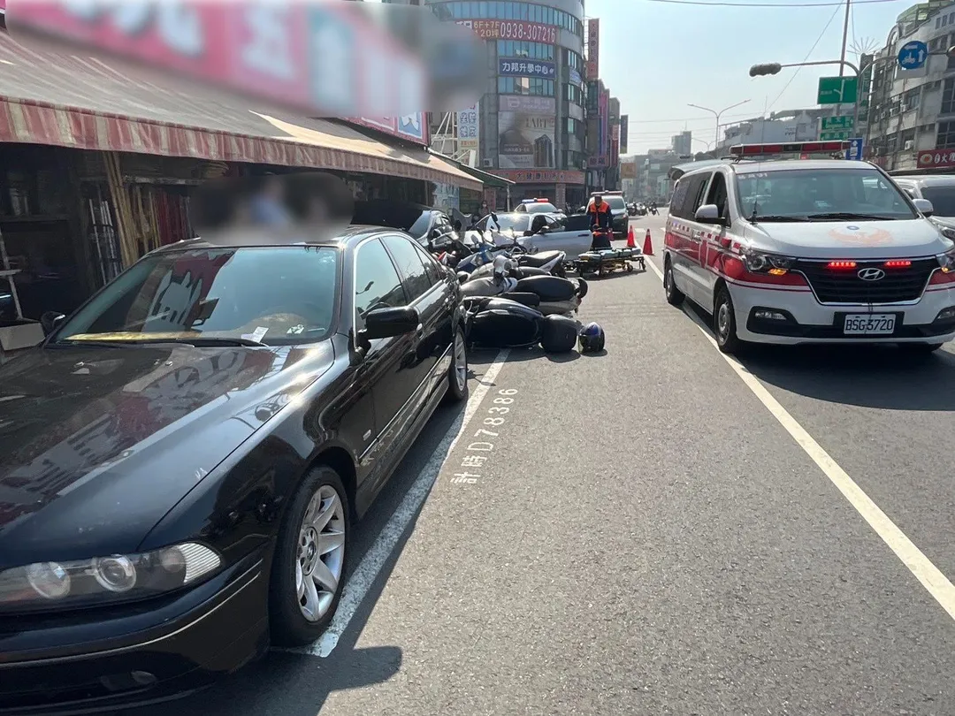 高雄楠梓區今(14)日發生嚴重車禍,一名酒駕男子駕駛白色BMW失控,連續撞擊路邊停放的11輛車輛,所幸事故未造成人員傷亡。(圖/翻攝畫面)