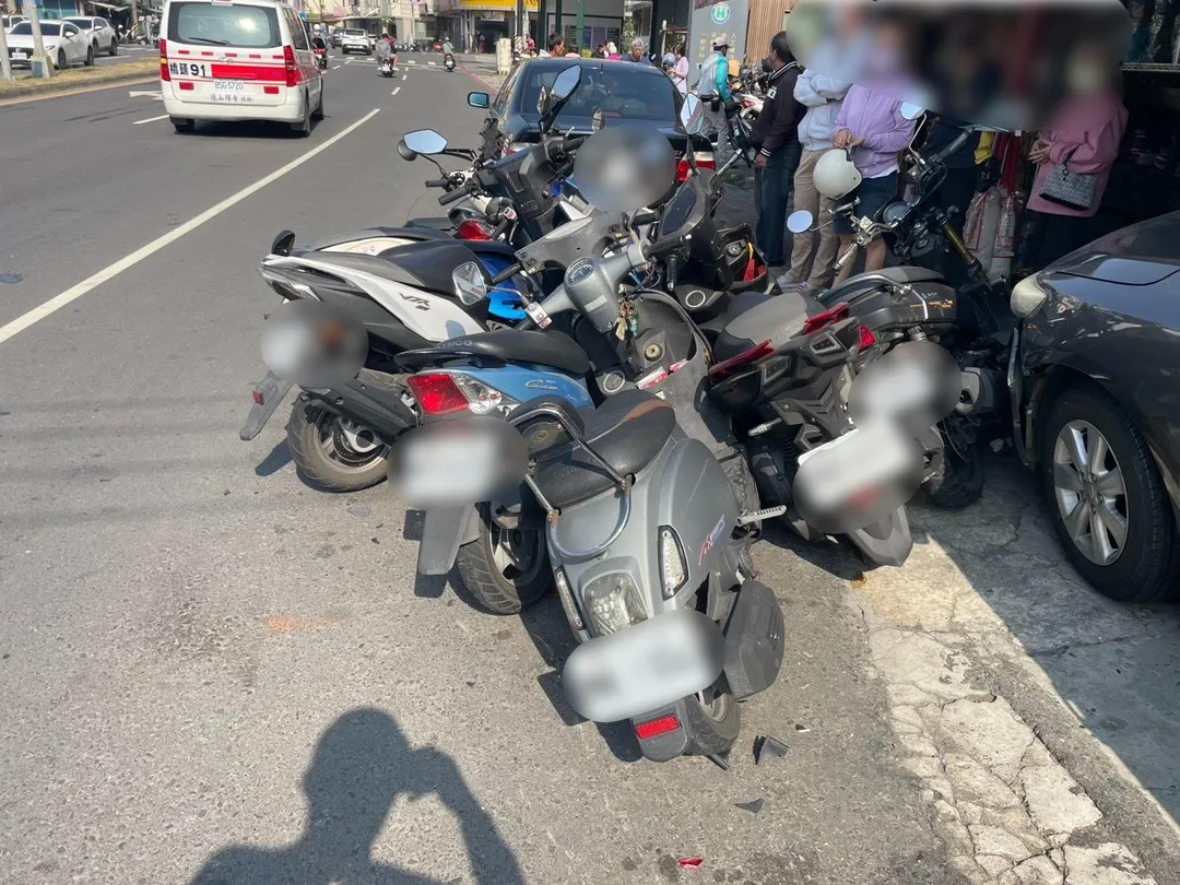 高雄楠梓區今(14)日發生嚴重車禍,一名酒駕男子駕駛白色BMW失控,連續撞擊路邊停放的11輛車輛,所幸事故未造成人員傷亡。(圖/翻攝畫面)