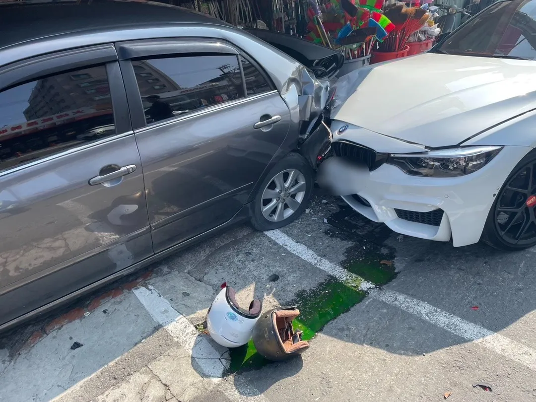 高雄楠梓區今(14)日發生嚴重車禍,一名酒駕男子駕駛白色BMW失控,連續撞擊路邊停放的11輛車輛,所幸事故未造成人員傷亡。(圖/翻攝畫面)