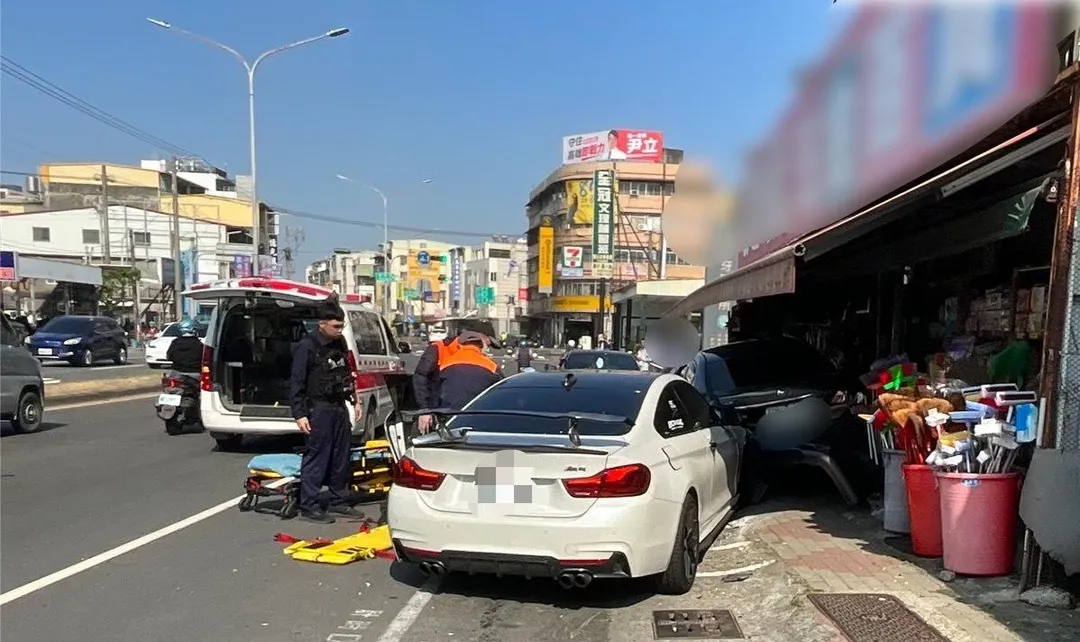 高雄楠梓區今(14)日發生嚴重車禍,一名酒駕男子駕駛白色BMW失控,連續撞擊路邊停放的11輛車輛,所幸事故未造成人員傷亡。(圖/翻攝畫面)
