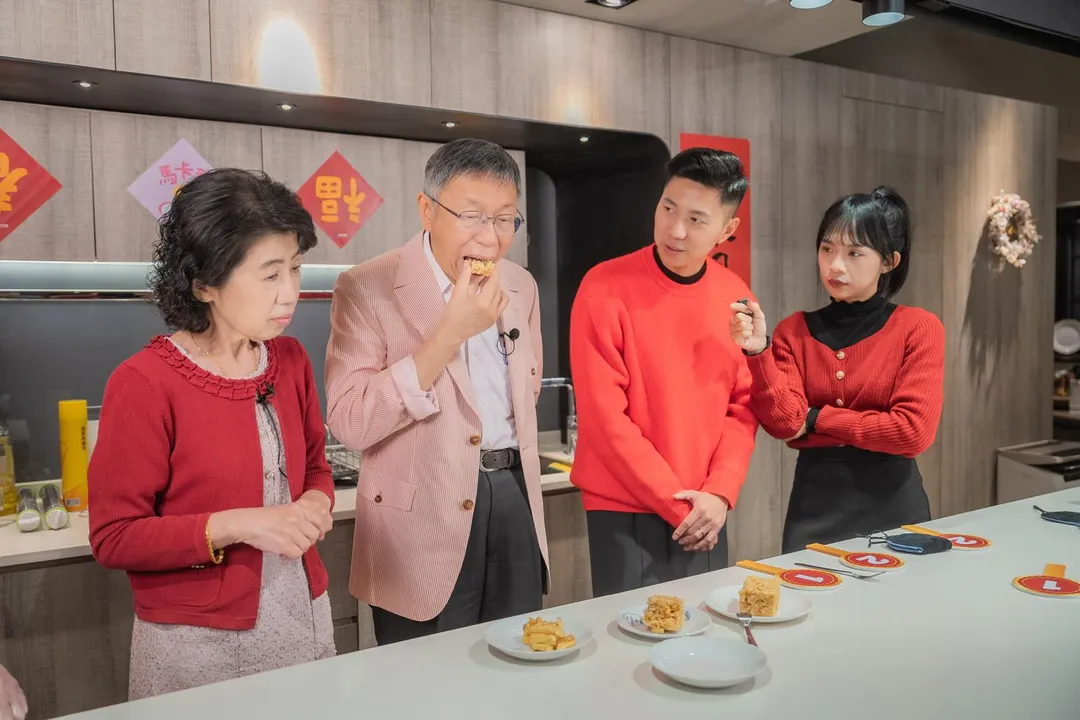 柯文哲試吃手作沙琪瑪。(圖/民眾黨提供)