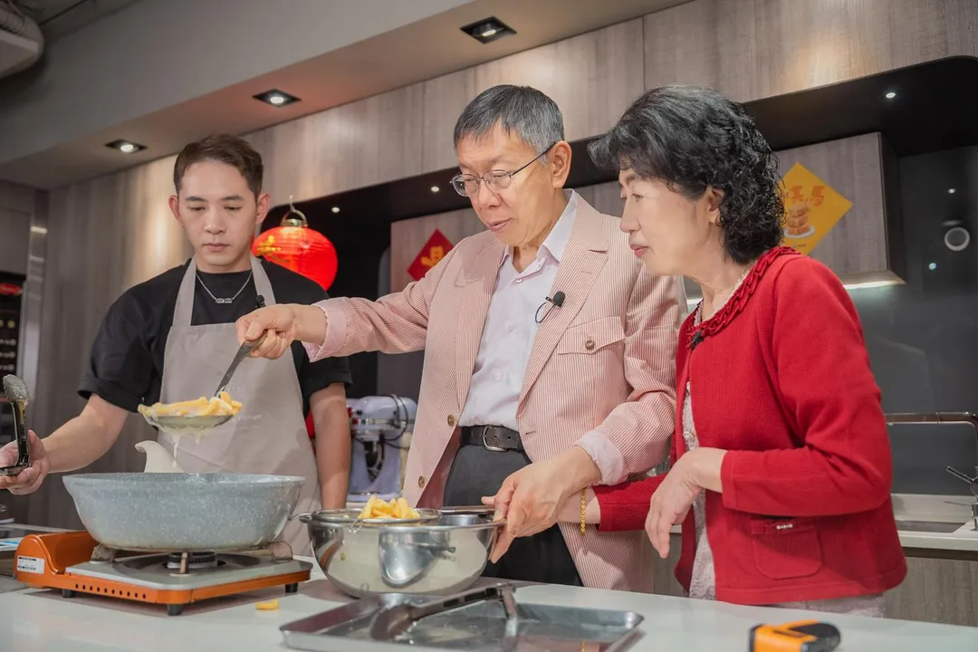 柯文哲親手製作沙琪瑪。(圖/民眾黨提供)