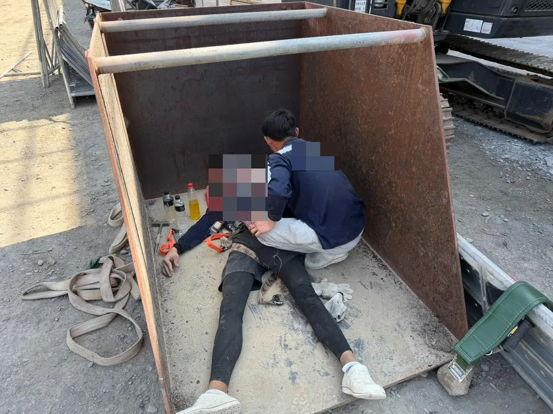 14日上午11時許,嘉義縣水上鄉中庄村1處工地鷹架倒塌,5名工人閃避不及受傷送醫。(圖/翻攝畫面)