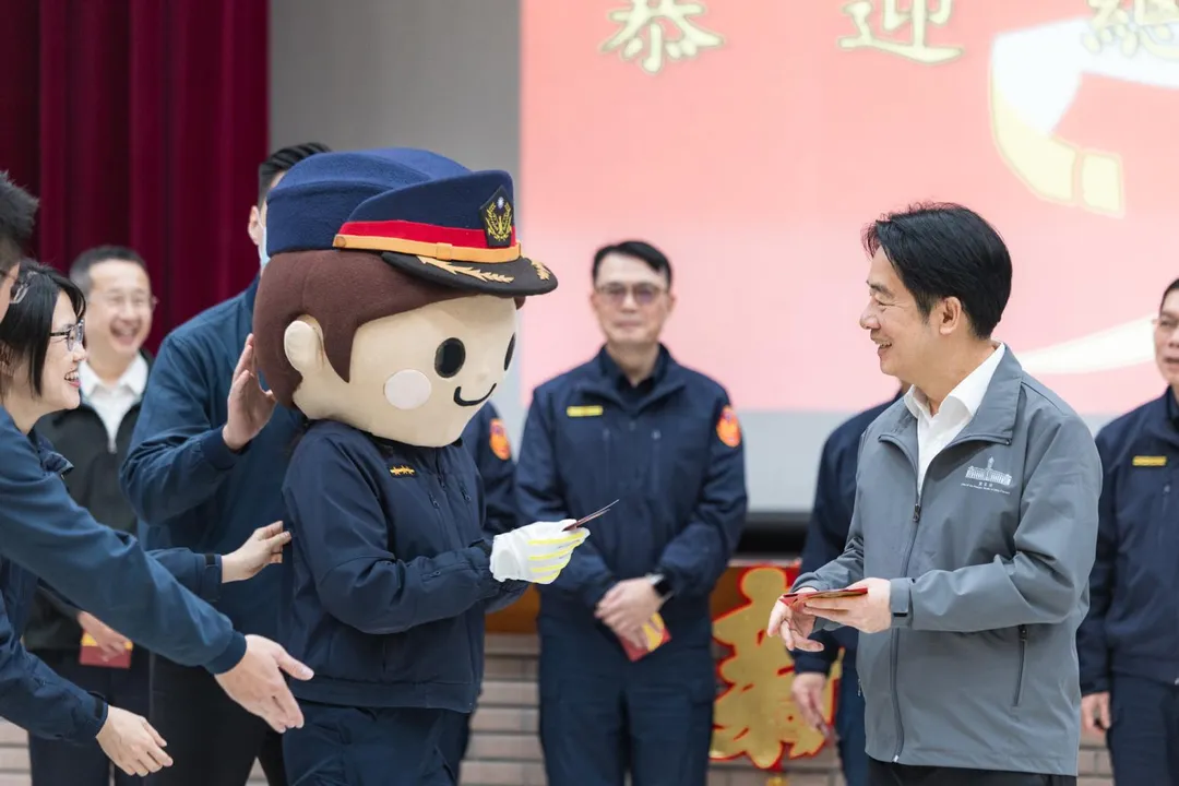 賴清德今（14）日上午分別前往台北市政府警察局中正第一分局與第二分局慰勉春節連假期間堅守崗位的警察同仁。（圖/總統府提供）