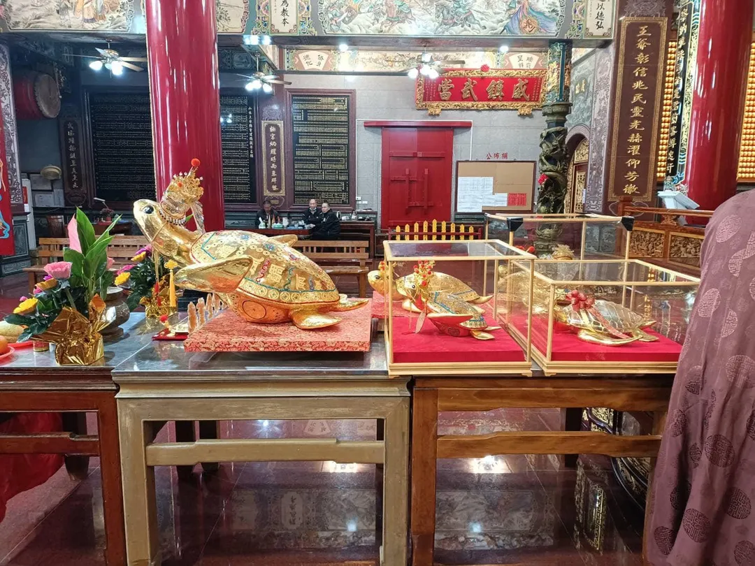 430兩黃金龜頭戴冠冕、眼含鑽石。(圖/翻攝自臉書/澎湖山水上帝廟)