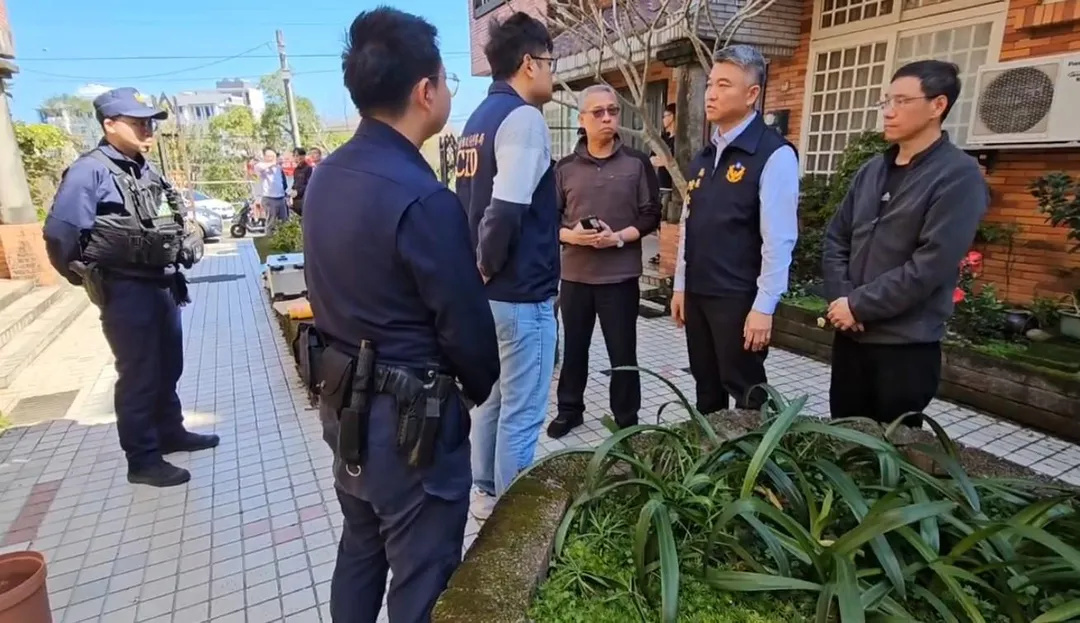 宜蘭縣警察局長陳金城也到事故現場了解狀況。（圖／翻攝畫面）