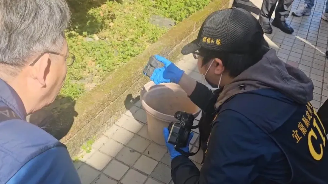 宜蘭市黎明路一棟民宅今天發生疑似包裹爆炸案，警方已組成專案小組偵辦。（圖／翻攝畫面）