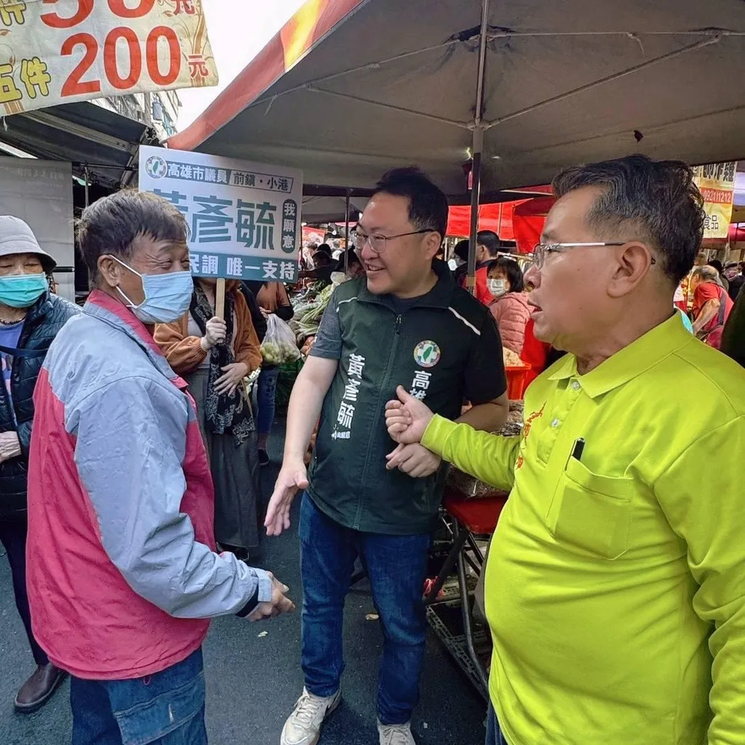 民進黨前鎮、小港市議員初選競爭激烈。市議員黃彥毓今（14）日上午前往二苓市場掃街拜票，邀前立委郭玟成站台，展現團結氣勢。（圖／黃彥毓）