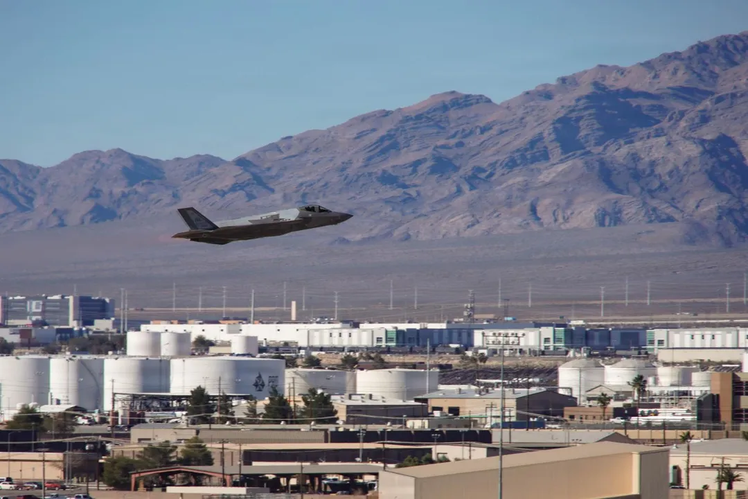 機體塗裝模擬殲35的美軍F-35A戰機,起飛參加2026「紅旗」演習。(圖/美國空軍)