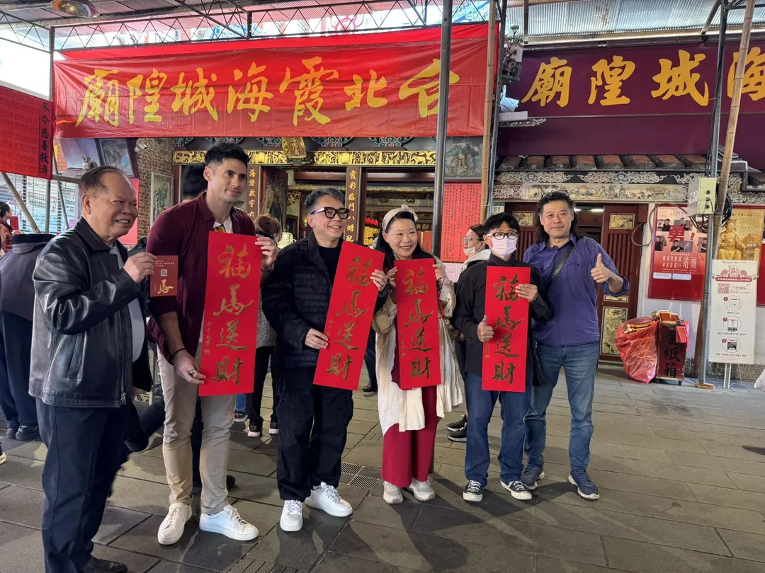 詹惟中老師（左三）與書法老師林暉博士（左ㄧ）合影。（圖／民眾提供）