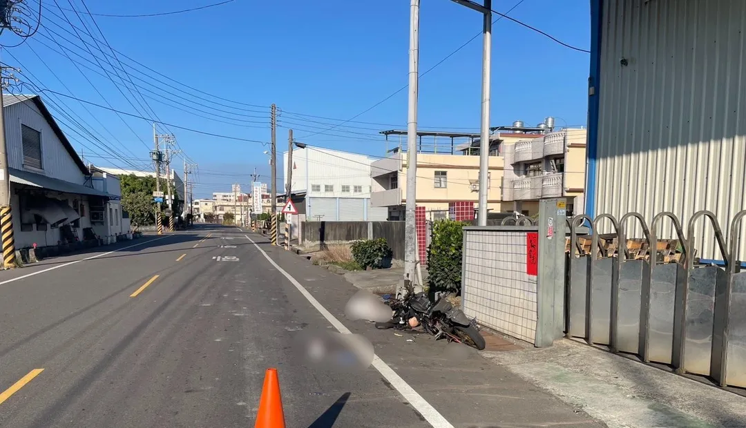 台中市神岡區一名泰國籍移工於14日下午，騎乘電動車自撞電桿意外，造成他頭部嚴重受傷、無呼吸心跳，目前仍在醫院搶救中。（圖／翻攝畫面）