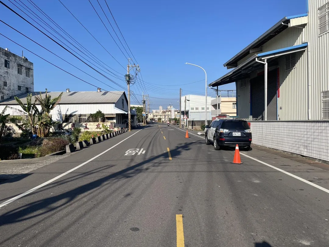 台中市神岡區一名泰國籍移工於14日下午，騎乘電動車自撞電桿意外，造成他頭部嚴重受傷、無呼吸心跳，目前仍在醫院搶救中。（圖／翻攝畫面）
