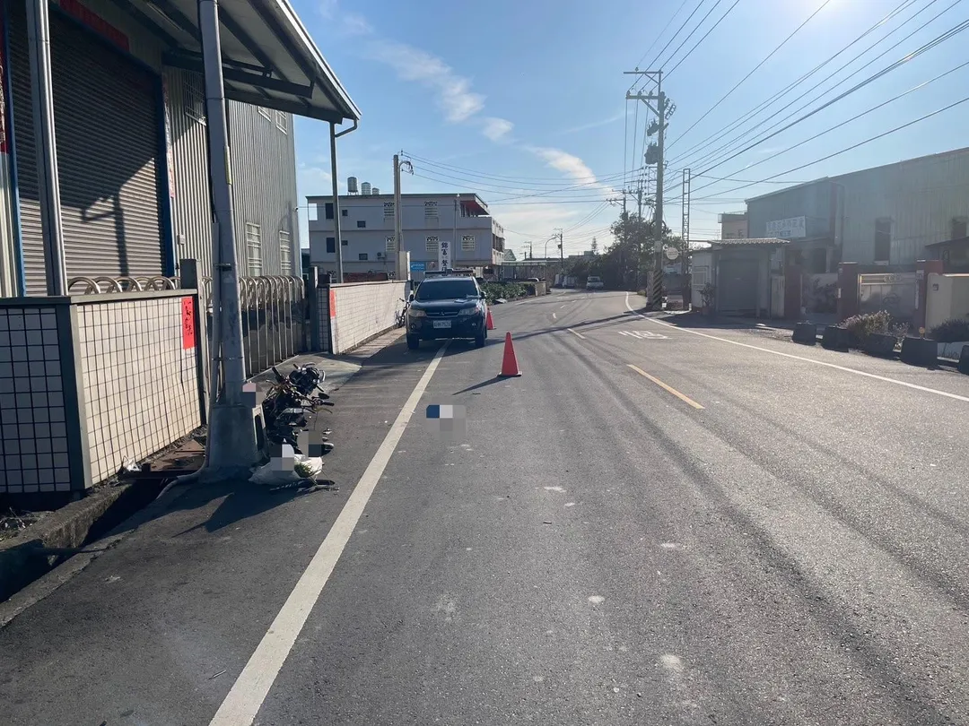 台中市神岡區一名泰國籍移工於14日下午，騎乘電動車自撞電桿意外，造成他頭部嚴重受傷、無呼吸心跳，目前仍在醫院搶救中。（圖／翻攝畫面）