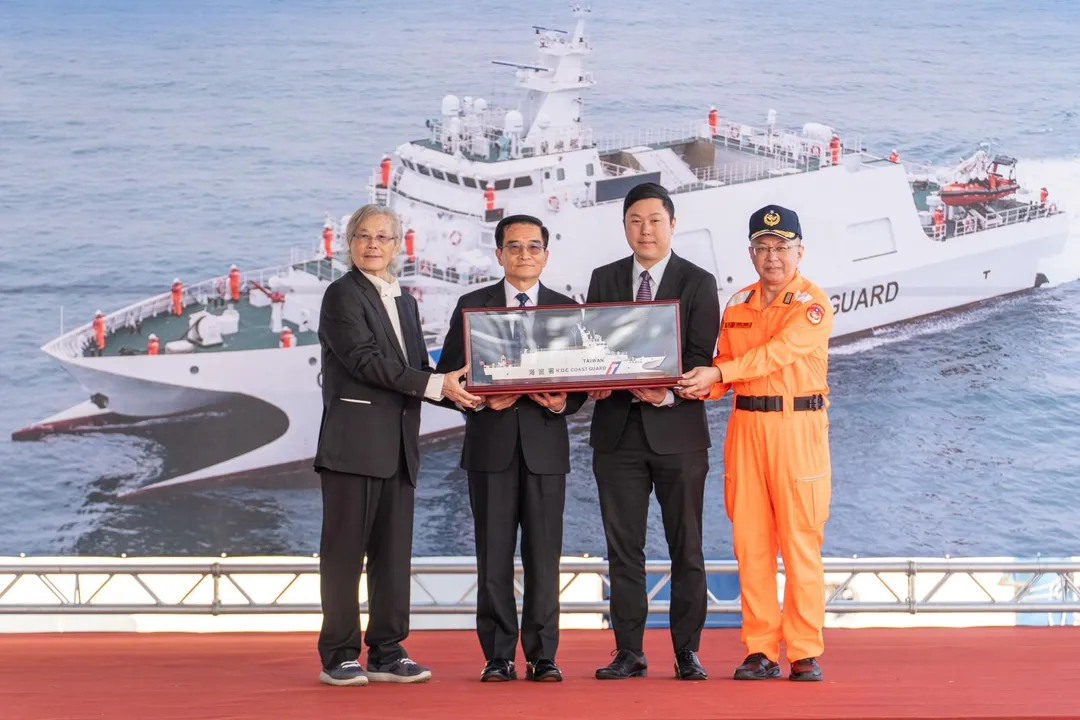 蘭嶼號交艦典禮遞交船艦模型。(圖/海巡署)