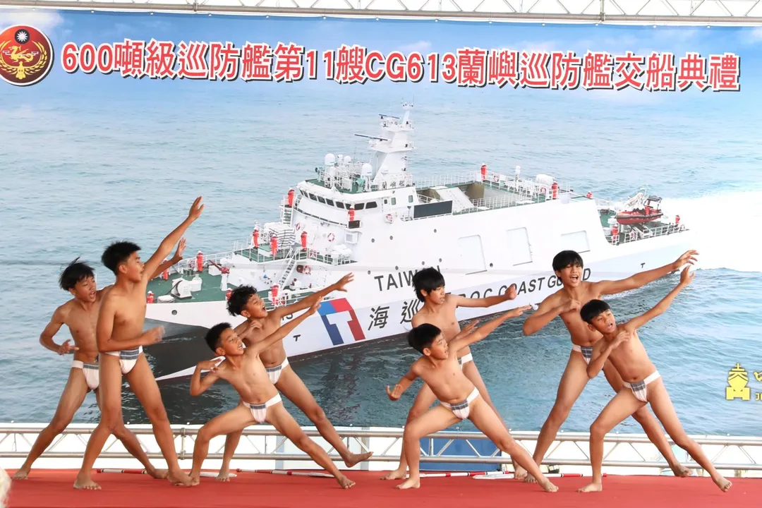 蘭嶼號交艦典禮達悟族「海洋精神舞」。(圖/海巡署)