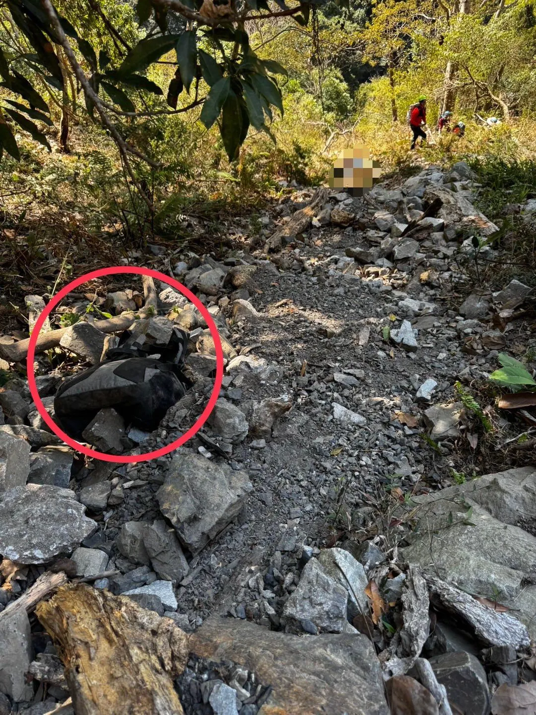 救難人員找到葉男遺留的背包。（圖／翻攝自Facebook@臺中市政府消防局第二救災救護大隊谷關分隊）