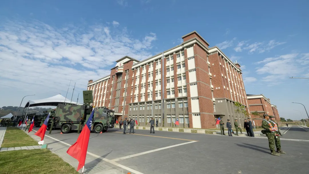 陸軍砲訓部位於關廟新的湯山營區啟用，圖左可見展示的鷹眼雷達等裝備。(圖/總統府)
