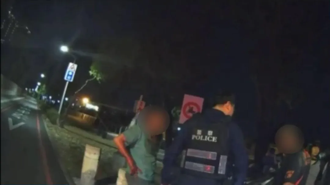 高雄市鳳山區八仙公園爆發驚悚砍人事件,兩名男子因棋局輸贏問題,演變成血腥暴力衝突。(圖/翻攝畫面)