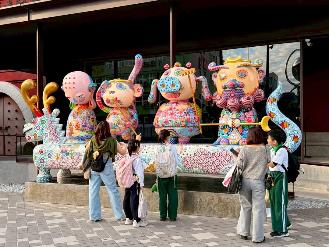 國立歷史博物館《鏡花蟲洞宴》洪易戶外雕塑展,民眾散步南海學園與繽紛作品合拍,喜氣滿滿。(圖為洪易作品「西遊記」)。(圖/史博館提供)