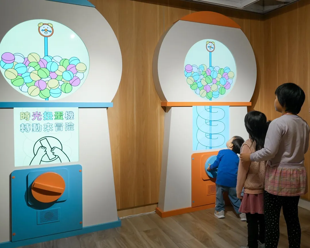 史博館B1兒童創意共學空間馬年春節「時光扭蛋機」展區全新登場,透過互動體驗蒐集館內文物珍寶。(圖/史博館提供)
