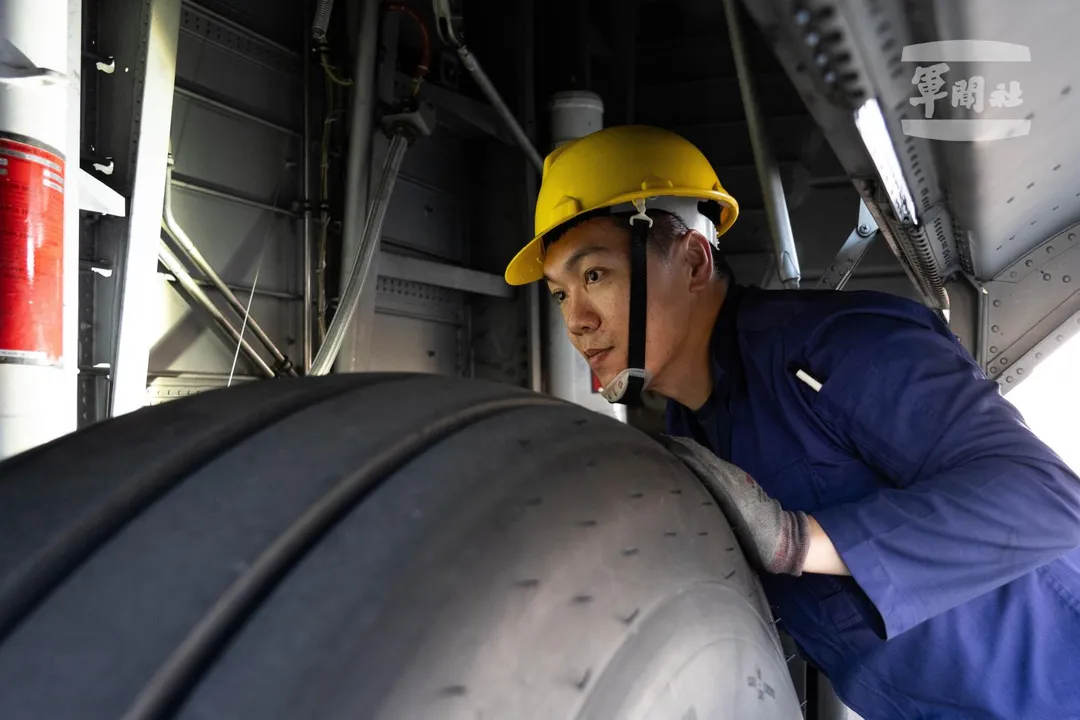 地勤人員仔細檢查，確保飛行任務順利。（圖／軍聞社記者林庭暉攝）