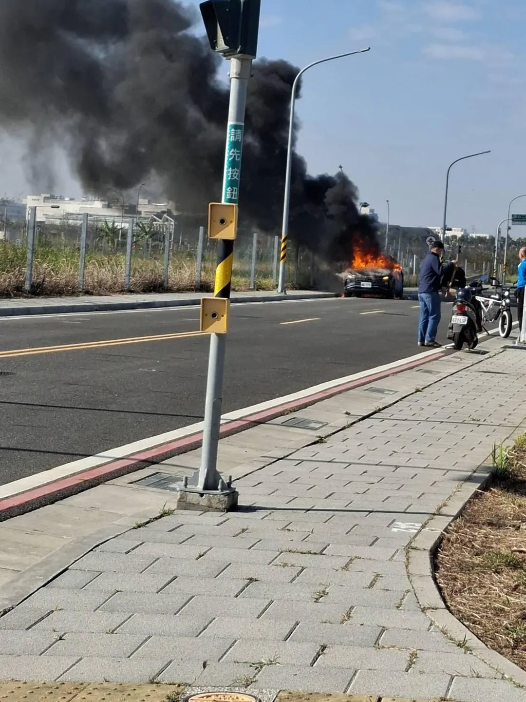 台南善化驚悚火燒車。（圖／台南道路救援張家班群友提供）