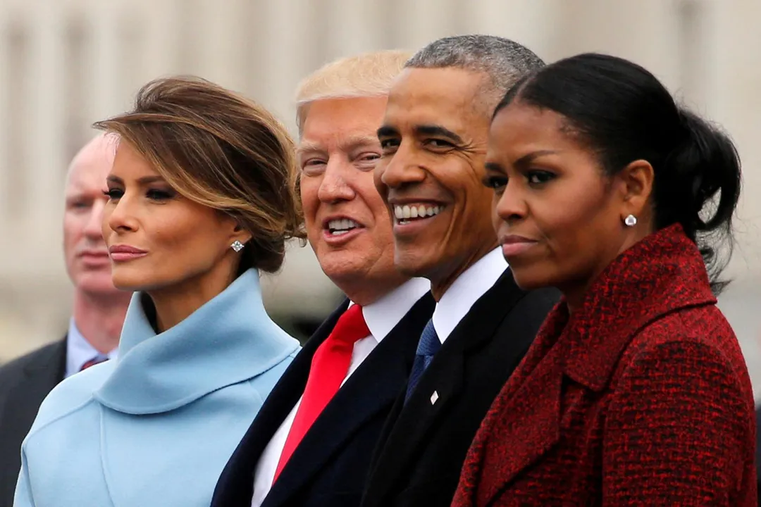 2017年1月20日，甫就任美國總統的川普與妻子梅蘭妮雅（Melania Trump）在國會大廈為歐巴馬（右二）及其夫人蜜雪兒（Michelle Obama，右一）送行。（圖／路透社）
