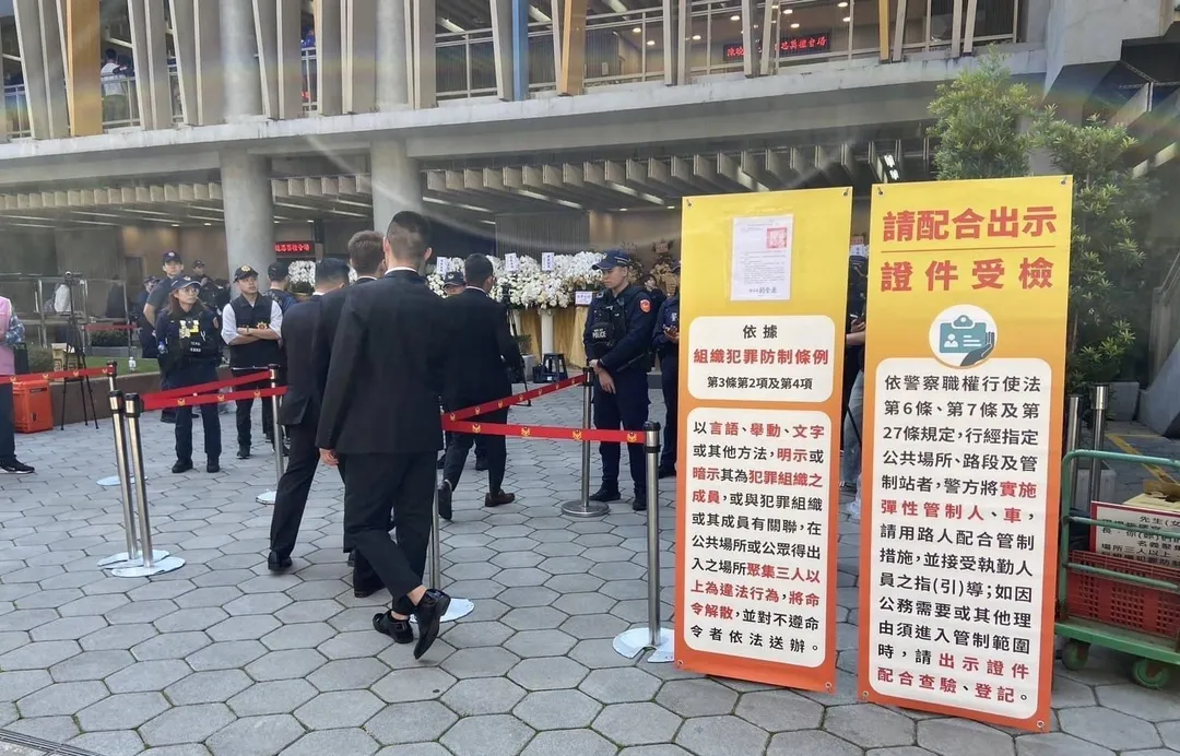 北市警方在會場外加強盤查。(圖/翻攝畫面)