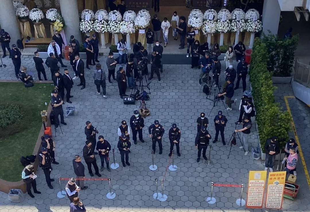 北市警方在會場外加強盤查。（圖／翻攝畫面）