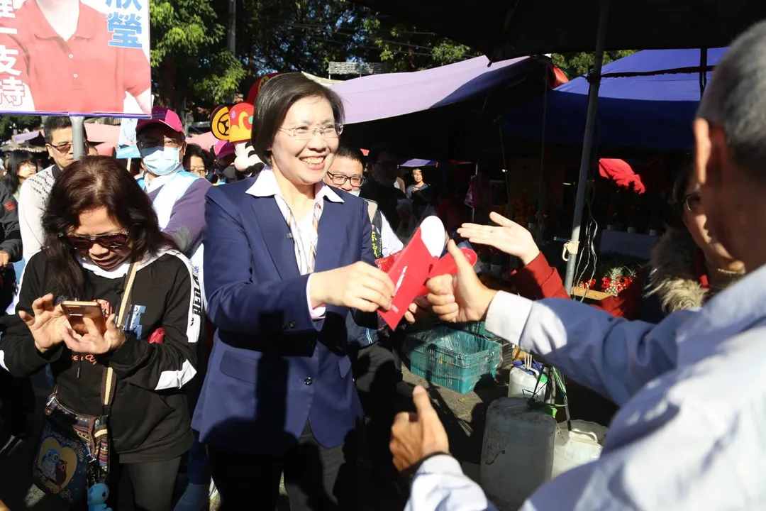 國民黨新竹縣長參選人、立委徐欣瑩今天到全台灣最大的客家市集竹東市場掃街拜早年,鄉親高喊「客家人挺客家妹」!(圖/徐欣瑩提供)
