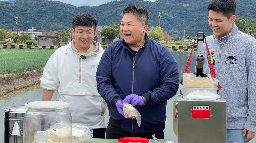 吳宗憲體驗來做宜蘭的經典特色美食「花生捲冰淇淋」。（圖/國民黨提供）