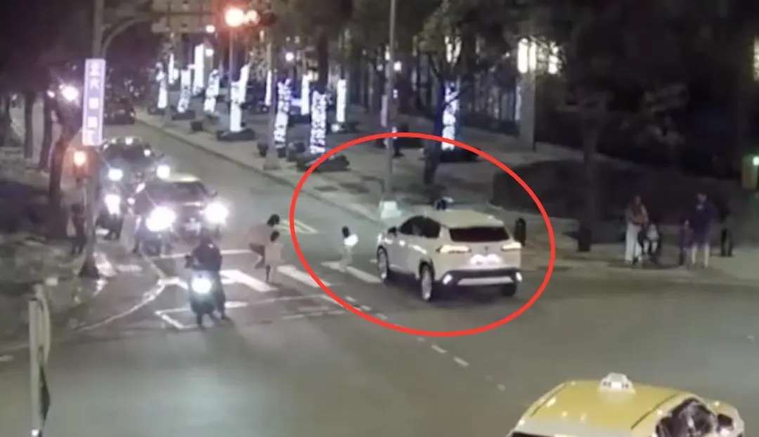 休旅車左轉撞上過馬路的女童。（圖／翻攝畫面）