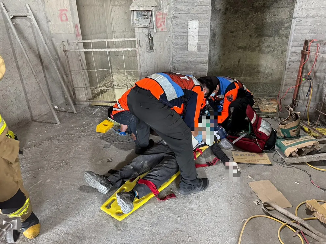 台南市安南區一處建案工地小年夜傳出嚴重工安意外，一名年約六十歲的傅姓工人疑似在電梯井內作業時，頭部遭廢棄物砸中，當場失去生命徵象，遺憾傷重不治。（圖／翻攝畫面）