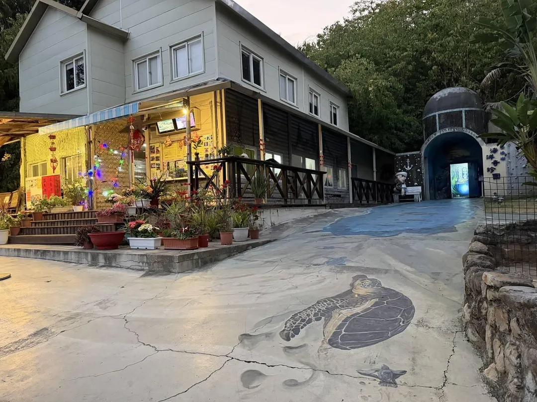 高雄市澄清湖風景區內的海洋奇珍園獲市府同意續約三年，將持續營運至民國117年12月底。（圖／翻攝自海洋奇珍園臉書）