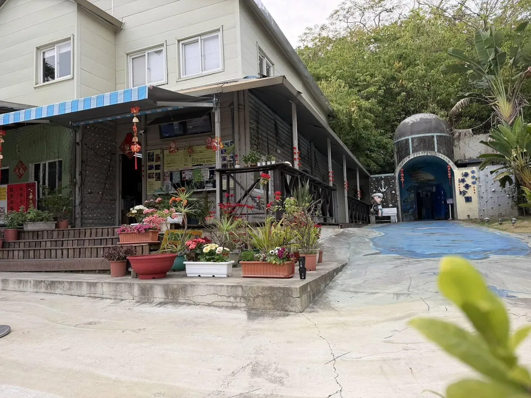 高雄市澄清湖風景區內的海洋奇珍園獲市府同意續約三年，將持續營運至民國117年12月底。（圖／翻攝自海洋奇珍園臉書）
